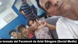 Los tres hijos menores de Lizandra Góngora junto a su padre, Ángel Delgado, hacen el signo de la Libertad. (Foto: Facebook/Ariel Góngora)