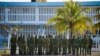 Guardias se preparan para tomar sus posiciones en la cárcel de máxima seguridad Combinado del Este, en La Habana. (Adalberto Roque/AFP)