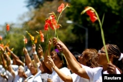 Las Damas de Blanco protestan con flores y vestidas de blanco durante su protesta semanal exigiendo la libertad de los presos políticos.