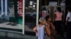 Cubanos hacen fila para retirar efectivo de un cajero automático (ATM) en un banco en La Habana. (REUTERS/Alexandre Meneghini)