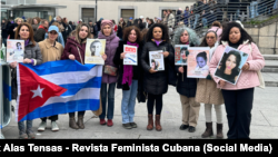 Activistas contra la violencia de género en Cuba, participaron el 8 de marzo de 2024 en una marcha en Madrid. La solicitud de aprobación de una Ley Contra la Violencia de Género por varias organizaciones independientes de la isla está pendiente desde hace cinco años.