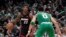 Jimmy Butler, del Miami Heat, enfrenta la defensa de Jayson Tatum, de los Celtics de Boston, en el séptimo juego de las finales de la Conferencia del Este, en Boston. (AP/Charles Krupa)
