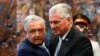 López Obrador abraza a Díaz-Canel en el Palacio de la Revolución el 8 de mayo de 2022.