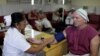 FOTO ARCHIVO. En esta foto del 8 de febrero de 2013, una enfermera revisa la presión arterial de un paciente en el Hospital Dr. Gustavo Lima Aldereguía en Cienfuegos, Cuba. AP Photo/Franklin Reyes