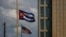 Una bandera cubana junto a una estadounidense fuera de la Embajada de Estados Unidos en La Habana. (AP/Ramon Espinosa, Archivo)