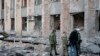 Investigadores revisan un lugar tras un ataque cerca de un edificio administrativo en Donetsk, la capital de la autoproclamada República Popular de Donetsk, en el este de Ucrania. (AP/Alexei Alexandrov)