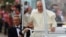 El papa Francisco saluda a los cubanos desde su papamóvil a su paso por las calles de La Habana.
