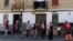 Un grupo de personas hace fila para recibir alimentos distribuidos por la Cruz Roja en Valencia el pasado 20 de abril. JOSE JORDAN / STR / AFP