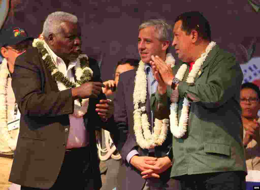 Esteban Lazo junto a Chávez y el vicepresidente de Bolivia. 