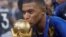 El delantero francés Kylian Mbappé besa el trofeo tras vencer a Croacia en la final del Mundial de Fútbol de Rusia 2018.