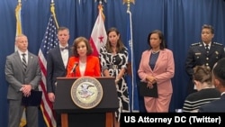 La fiscal federal interina para el distrito de Washington, Jeanine Pirro, anuncia cargos contra el sospechoso del asesinato de dos empleados de la Embajada de Israel, Washington, DC, 22 de mayo del 2025.