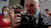 El fotógrafo de AP, el español Ramón Espinosa, aparece con heridas en la cara mientras cubría una manifestación contra el presidente cubano Miguel Díaz-Canel en La Habana, el 11 de julio de 2021.