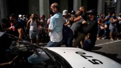 Un detenido en el levantamiento nacional del 11 de julio. AP Photo/Ramon Espinosa