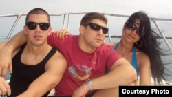 Jorge Javier Rodríguez Cabrera junto al nieto de Raúl Castro, Raúl Guillermo Rodríguez Castro, apodado “El Cangrejo” durante un paseo. 