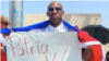 El campeón de boxeo cubano Yordenis Ugás, en una manifestación en Las Vegas, con un cartel que dice Patria y Vida. (Tomado de @yordenis.ugas).