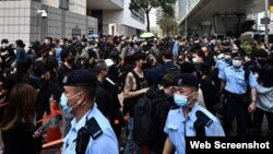 Manifestación pacífica frente a tribunal en Hong Kong esperando resultados de audiencia a activistas