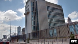 Un soldado del Regimiento de Protección y Seguridad a sedes diplomáticas custodia la Oficina de Intereses de EE.UU.en La Habana.
