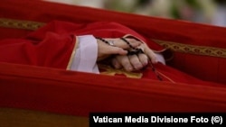 El cuerpo del difunto Papa Francisco descansa en la capilla de Casa Santa Marta, residencia de la Santa Sede. (VATICAN MEDIA Divisione Foto)