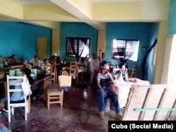 comensales esperan la entrega de alimentos en un Comedor del Sistema de Atención a la Familia en Cuba.
