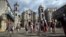 Turistas en la Plaza de la Catedral en La Habana.