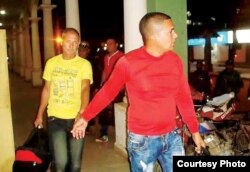 Cubanos detenidos en Guayaramerín, Bolivia abandonan esposados y con sus equipajes el alojamiento donde se encontraban (Opinión)