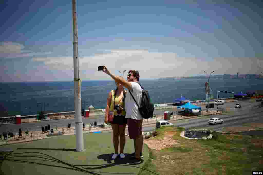 Turistas se fotograf&#237;an en el Malec&#243;n el 21 de agosto de 2019. REUTERS/Fernando Medina