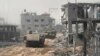 En esta imagen sin fecha distribuida por el ejército israelí, vehículos blindados de transporte de tropas avanzan entre edificios destruidos durante una operación terrestre en la Franja de Gaza, (Fuerzas de Defensa de Israel vía AP)