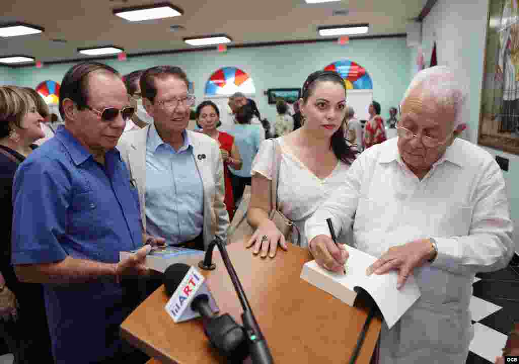Julio Estorino firma su libro &ldquo;Biografía de un hombre de Dios&quot; sobre la vida de Monseñor Agustín Román. Foto OCB/ Roberto Koltun.