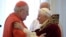  Fotografía facilitada por el Osservatore Romano que muestra al papa Benedicto XVI (dcha) mientras saluda a un cardenal no identificado durante el Consistorio de cardenales en la Ciudad del Vaticano el lunes 11 de febrero de 2013.