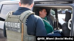 Momento en que Daniel Morejón es arrestado por agentes de Investigaciones del Departamento de Seguridad Nacional. (@HSI_Miami)