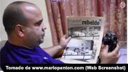 Héctor Hernández Morales posa con una portada del periódico Juventud Rebelde. 