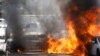 Automóviles se incendian después de que un cohete lanzado desde la Franja de Gaza aterrizara cerca, en Ashkelon, en el sur de Israel, el 11 de mayo de 2021. REUTERS / Nir Elias