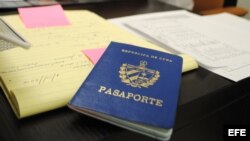Vista de un pasaporte cubano. 