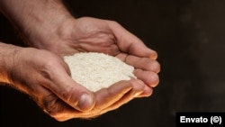 El arroz, un alimento básico para los cubanos, escasea en la isla. 