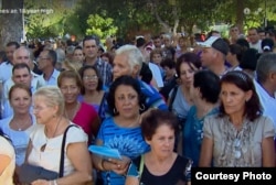 Las colas en las oficinas de inmigración son largas (video Al Yazira)