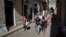 Un grupo de turistas rusos se pasea por las calles de La Habana durante la pandemia. REUTERS/Alexandre Meneghini
