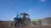Trabajo agrícola en el oeste de Ucrania, el 26 de marzo de 2022. (AP Photo/Nariman El-Mofty).
