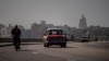Vista del Malecón y el Capitolio, al fondo, en La Habana. (AP Foto/Ramón Espinosa)