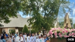 En Miami los fieles acudieron a la procesión de la imagen de la Virgen.
