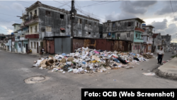 Basura acumulada en una calle en Lawton, La Habana