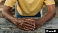 La inflación y la falta de acceso a bienes y servicios básicos, afectan con mayor rigor a los ancianos que viven solos.