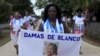 Berta Soler, líder de las Damas de Blanco, marcha por la Quinta Avenida, en La Habana, con la imagen de la fundadora del movimiento, la fallecida Laura Pollán. (Reuters/Archivo)