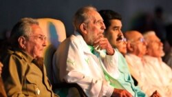  Fidel Castro (2-i), el gobernante Raúl Castro (i), y el de Venezuela, Nicolás Maduro (3-i) en La Habana por el aniversario 90 de Castro