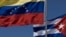 Las banderas de Venezuela y Cuba.