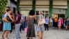 Cubanos esperan para acceder al cajero automático.