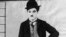 El actor cómico Charlie Chaplin en una de sus actuaciones. (Sin fecha, hacia 1930).
