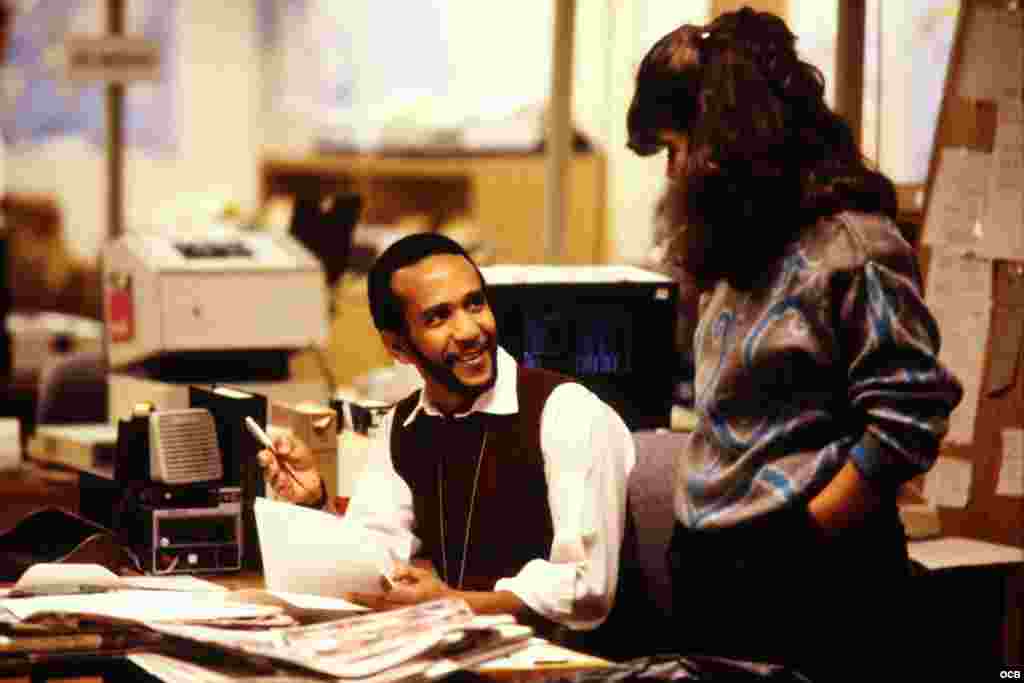 Los periodistas David Hall y Michelle Sagué, quien se mantiene como corresponsal en Washinton D.C.