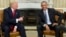 El presidente de los Estados Unidos, Barack Obama (d) junto con el presidente electo Donald Trump (i) al final de su encuentro en el despacho oval en la Casa Blanca, en Washington (Estados Unidos), hoy, 10 de noviembre de 2016. El presidente de Estados Un