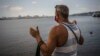 Un hombre reza por protección frente a la Bahía de La Habana. (AP/Ramon Espinosa)