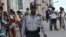 El agente de la policía Marcos López en una calle de La Habana. 